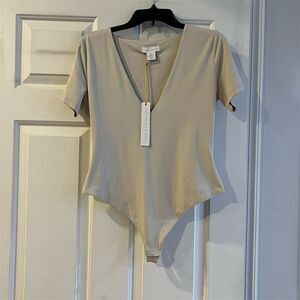 House of Harlow Women's Beige V-Neck Blouse XL Casual All-Day Contour Design